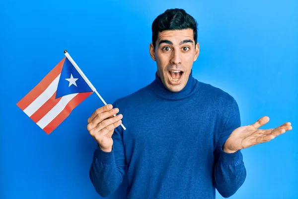 Snygg Hispanic Man Håller Puerto Rico Flagga Fira Prestation Med — Stockfoto