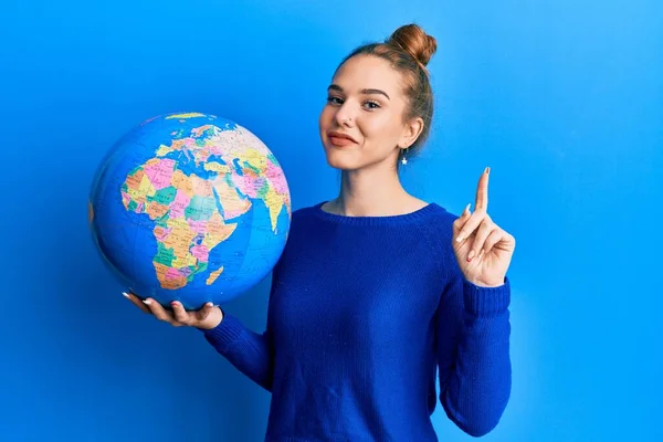Jonge Blonde Vrouw Houden Wereld Bal Glimlachen Met Een Idee — Stockfoto