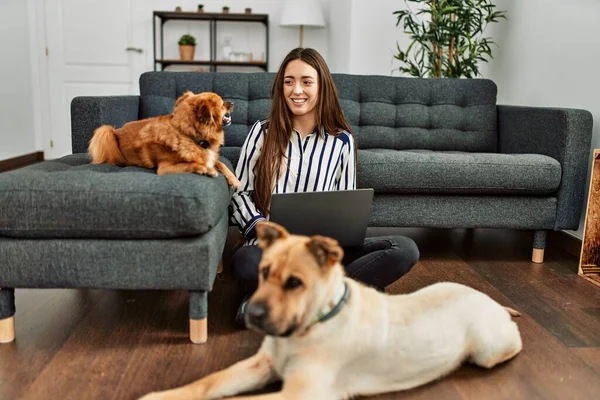 Jovem Hispânica Usando Laptop Sentado Chão Com Cães Casa — Fotografia de Stock