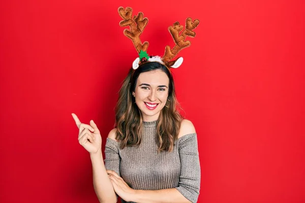 Mladý Hispánec Dívka Nosí Jelena Vánoční Klobouk Úsměvem Šťastný Ukazující — Stock fotografie