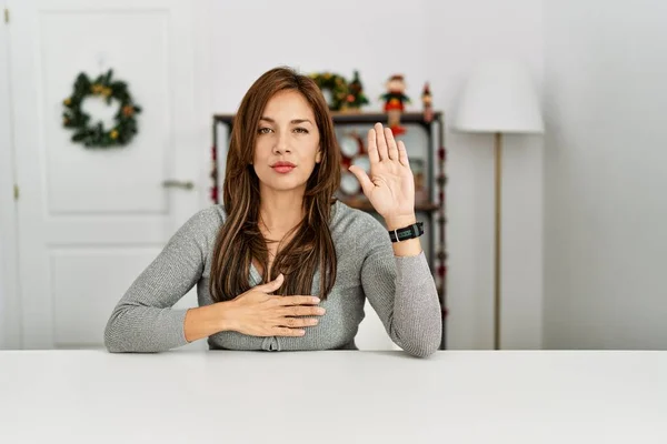 Jonge Latijnse Vrouw Zit Tafel Bij Kerst Decor Vloeken Met — Stockfoto