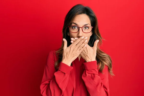 Junge Lateinamerikanische Frau Lässiger Kleidung Und Brille Schockiert Mund Mit — Stockfoto