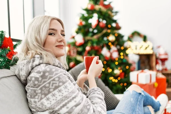Young Caucasian Girl Sitting Sofa Drinking Coffee Celebrating Christmas Home — Φωτογραφία Αρχείου