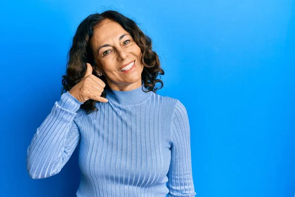 Mujer Hispana Mediana Edad Vistiendo Ropa Casual Sonriendo Haciendo Gesto —  Fotos de Stock