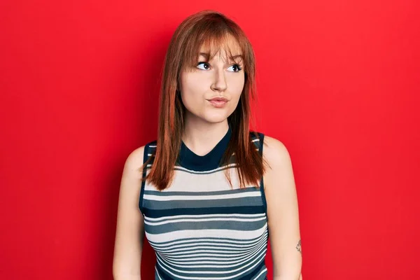 Kızıl Saçlı Genç Kadın Sıradan Bir Tişört Giyiyor Gülümsüyor Yan — Stok fotoğraf