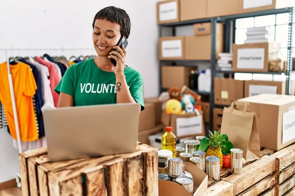 Jonge Spaanse Vrouw Draagt Vrijwilliger Uniform Met Behulp Van Laptop — Stockfoto