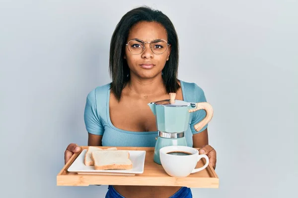 Młoda Afroamerykanka Trzymająca Tacę Śniadaniem Nie Pojęcia Nie Rozumie Ekspresji — Zdjęcie stockowe