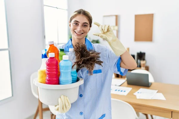 Mujer Rubia Joven Con Uniforme Más Limpio Sosteniendo Productos Limpieza —  Fotos de Stock