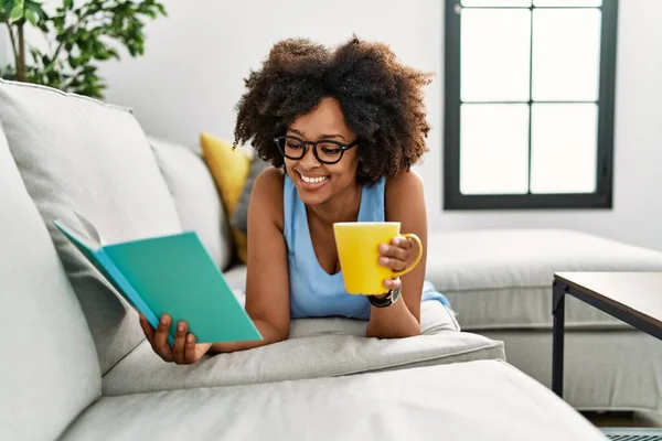 Joven Afroamericana Mujer Bebiendo Café Lectura Libro Casa —  Fotos de Stock