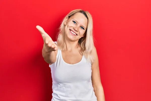 Hermosa Mujer Rubia Caucásica Con Camiseta Blanca Casual Sonriendo Amigable — Foto de Stock