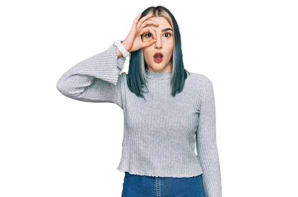 若い現代の少女は驚きの顔でショックを受けた をジェスチャーを行うカジュアルなセーターを着て 目の指を見て 信じられない表現 — ストック写真