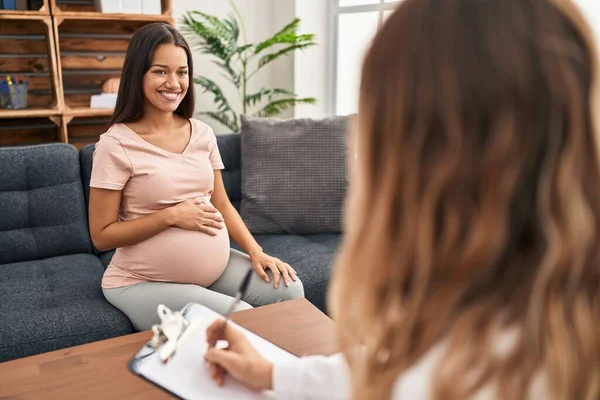 Ung Gravid Kvinna Terapisession Ser Positiv Och Glad Stående Och — Stockfoto