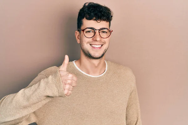 Gündelik Giysiler Gözlük Takan Spanyol Genç Adam Elleriyle Mutlu Bir — Stok fotoğraf