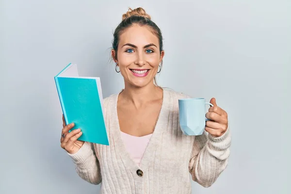 Bella Donna Caucasica Con Capelli Biondi Che Legge Libro Beve — Foto Stock