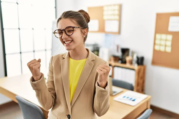 Giovane Adolescente Bruna Che Indossa Stile Business Ufficio Molto Felice — Foto Stock