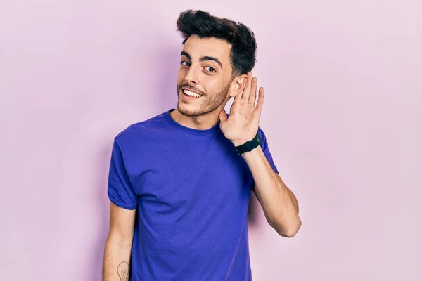 Gündelik Tişört Giyen Ağzı Kulaklarında Gülümseyen Genç Spanyol Bir Adam — Stok fotoğraf
