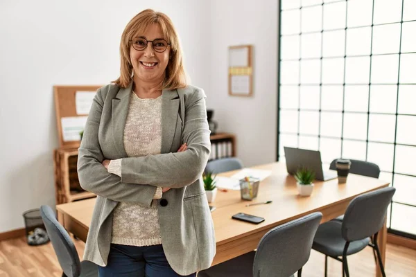Geschäftsfrau Mittleren Alters Lächelt Glücklich Mit Verschränkten Armen Büro — Stockfoto