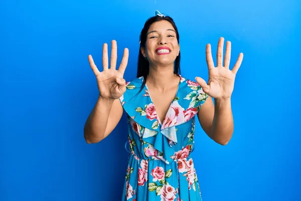 年轻的拉丁女人穿着休闲装 用9号手指指尖 面带微笑 自信而快乐 — 图库照片