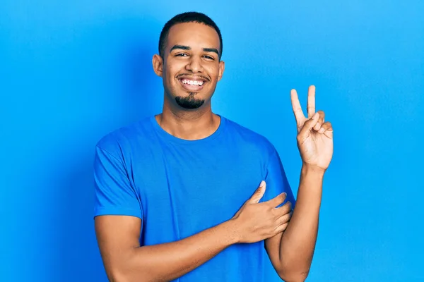 Giovane Uomo Afroamericano Indossa Casual Shirt Blu Sorridente Con Volto — Foto Stock