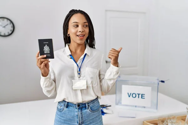 Siyasi Seçim Kampanyasında Elinde Kanada Pasaportu Olan Genç Afrikalı Amerikalı — Stok fotoğraf