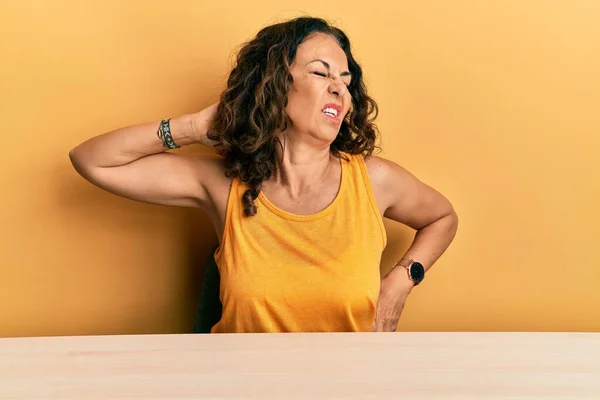 Schöne Frau Mittleren Alters Lässiger Kleidung Sitzt Auf Dem Tisch — Stockfoto