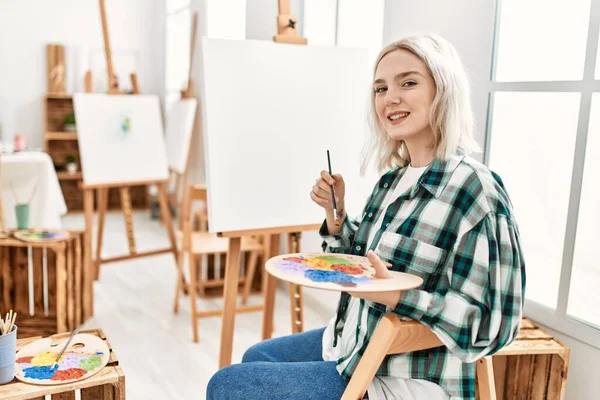 Νεαρή Καλλιτέχνιδα Φοιτήτρια Χαμογελά Ευτυχισμένη Ζωγραφική Στο Στούντιο Τέχνης — Φωτογραφία Αρχείου