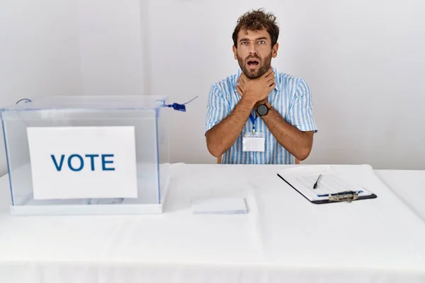 Joven Hombre Guapo Las Elecciones Políticas Sentado Por Papeleta Gritando — Foto de Stock