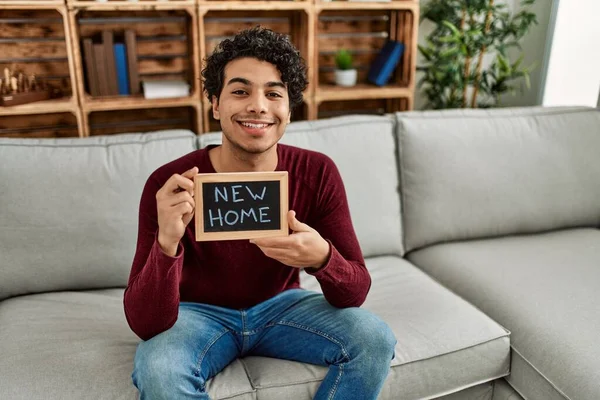 Junger Hispanischer Mann Lächelt Glücklich Und Hält Eine Neue Haustafel — Stockfoto