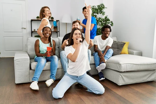 Groep Jonge Vrienden Die Feestgezang Zingen Met Behulp Van Microfoon — Stockfoto