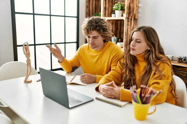 Jong Kaukasisch Paar Met Online Kunst Klasse Thuis — Stockfoto