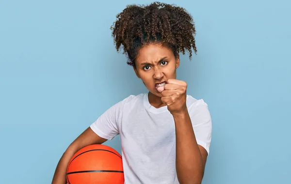 Chica Afroamericana Joven Jugando Béisbol Sosteniendo Bate Pelota Molesto Frustrado —  Fotos de Stock