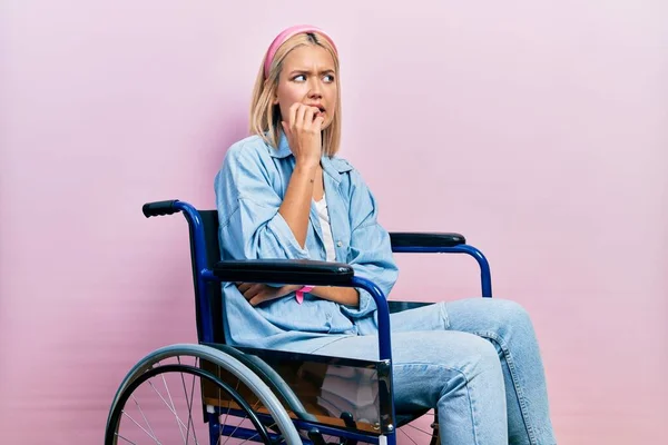 Красивая Блондинка Сидящая Инвалидной Коляске Выглядит Напряженной Нервной Руками Губах — стоковое фото