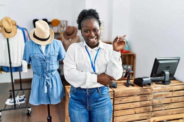 Junge Afrikanerin Arbeitet Als Managerin Einer Boutique Mit Einem Breiten — Stockfoto