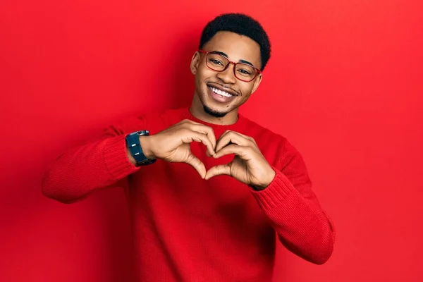 Fiatal Afro Amerikai Férfi Alkalmi Ruhát Szemüveget Visel Szerelmesen Mosolyog — Stock Fotó