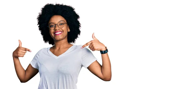 Jovem Afro Americana Vestindo Camisa Branca Casual Olhando Confiante Com — Fotografia de Stock