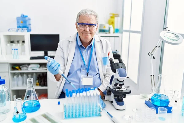 Mężczyzna Średnim Wieku Mundurze Naukowca Używający Pipety Laboratorium — Zdjęcie stockowe