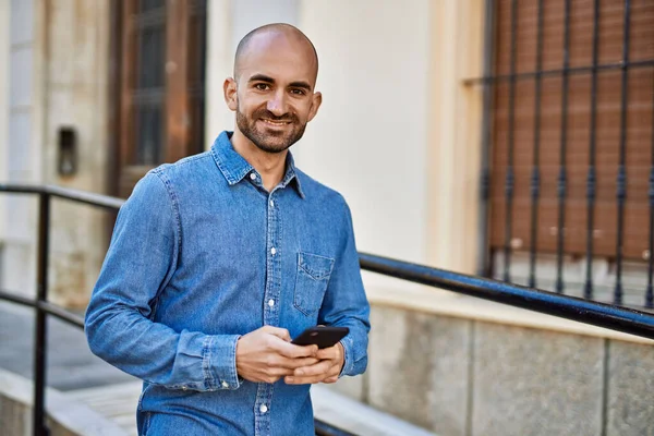 Junger Hispanischer Mann Lächelt Glücklich Mit Smartphone Die Stadt — Stockfoto