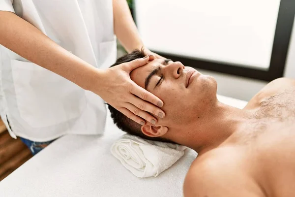 Giovane Uomo Ispanico Rilassato Avendo Massaggio Facciale Centro Bellezza — Foto Stock