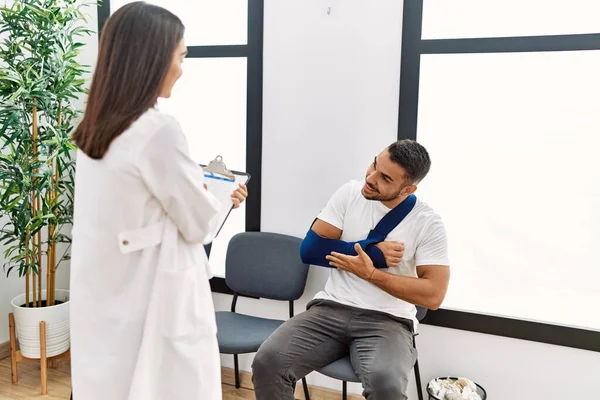 Latince Yaralı Adam Askı Takıyor Klinikteki Doktorla Konuşuyor — Stok fotoğraf