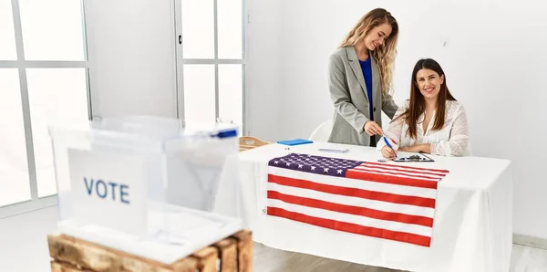 選挙表大学で働く2人の若いアメリカ人女性 — ストック写真
