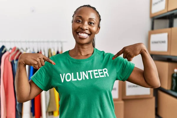 Young African American Woman Smiling Happy Pointing Finger Volunteer Shirt — Stock Photo, Image