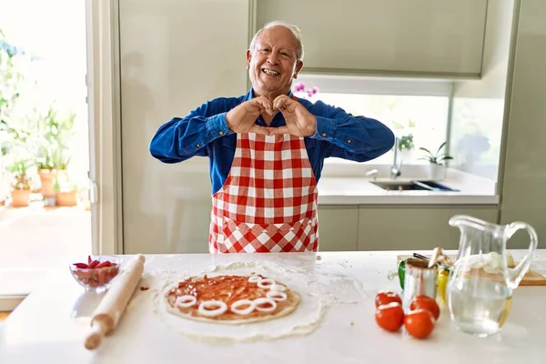 Hombre Mayor Con Pelo Gris Cocinando Pizza Cocina Casera Sonriendo —  Fotos de Stock