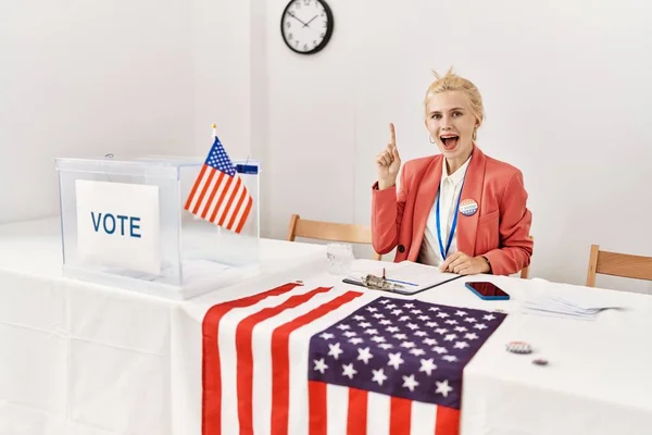 政治運動で働く美しい白人女性は 成功したアイデアで指を指しています 興奮して幸せよ 第1位 — ストック写真