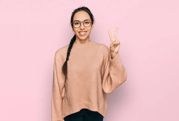 Молодая Латиноамериканка Повседневной Одежде Очках Показывает Показывает Пальцами Номер Два — стоковое фото