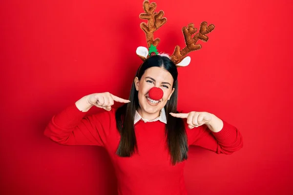 Jovem Hispânica Usando Chapéu Natal Veado Nariz Vermelho Sorrindo Alegre — Fotografia de Stock