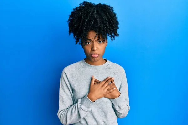 Afroamerykanka Afro Włosy Noszące Odzież Sportową Robi Symbol Serca Rękami — Zdjęcie stockowe