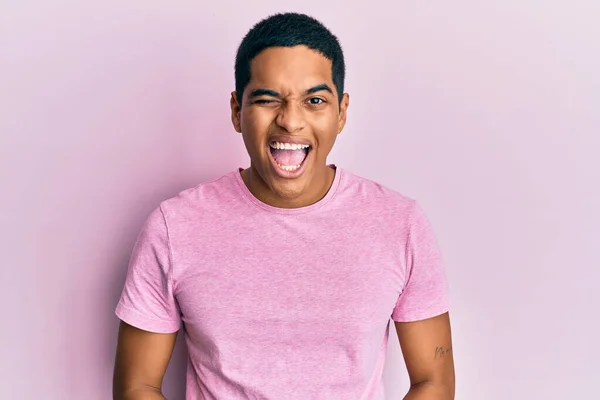 Junger Gutaussehender Hispanischer Mann Lässigem Rosa Shirt Zwinkert Die Kamera — Stockfoto