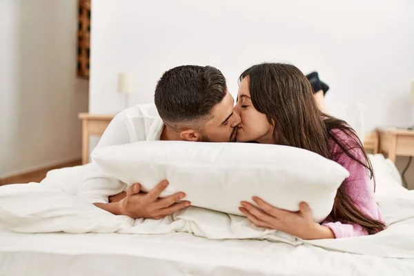 Νεαρό Ζευγάρι Ισπανών Ξαπλωμένο Στο Κρεβάτι Φιλιέται Στο Σπίτι — Φωτογραφία Αρχείου