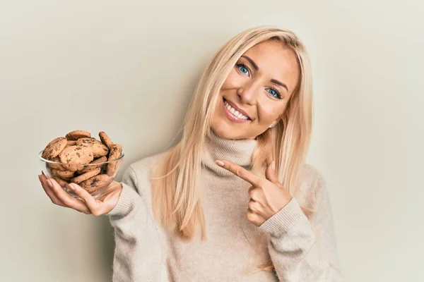 Ung Blond Kvinna Håller Skål Med Choklad Chips Cookies Ler — Stockfoto