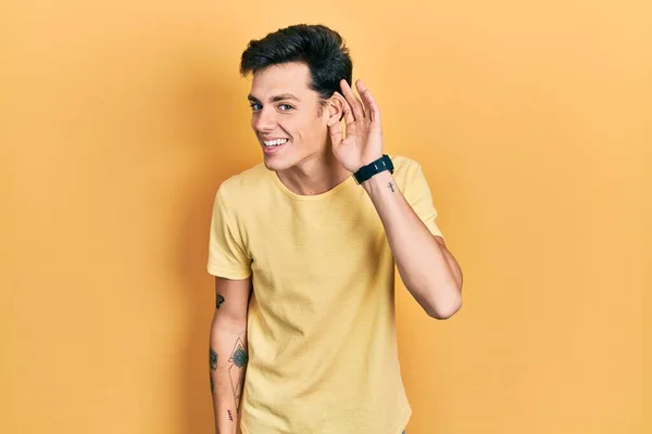 Νεαρός Ισπανός Που Φοράει Ένα Απλό Κίτρινο Μπλουζάκι Χαμογελώντας Χέρι — Φωτογραφία Αρχείου